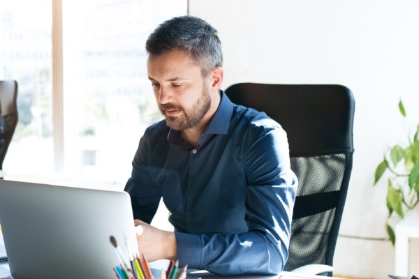 Photo fictive d'un partenaire MEGAS Immo dans la recherche d'un financement pour un projet immobilier